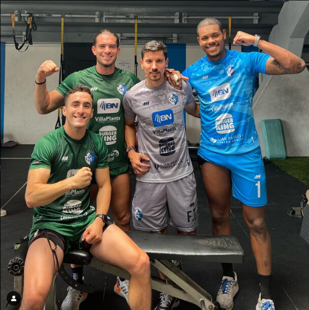 Bernald Alfaro (primero en la izquierda) ha dedicado muchas horas a realizar fortalecimiento en el gimnasio con sus compañeros y cuerpo técnico. 