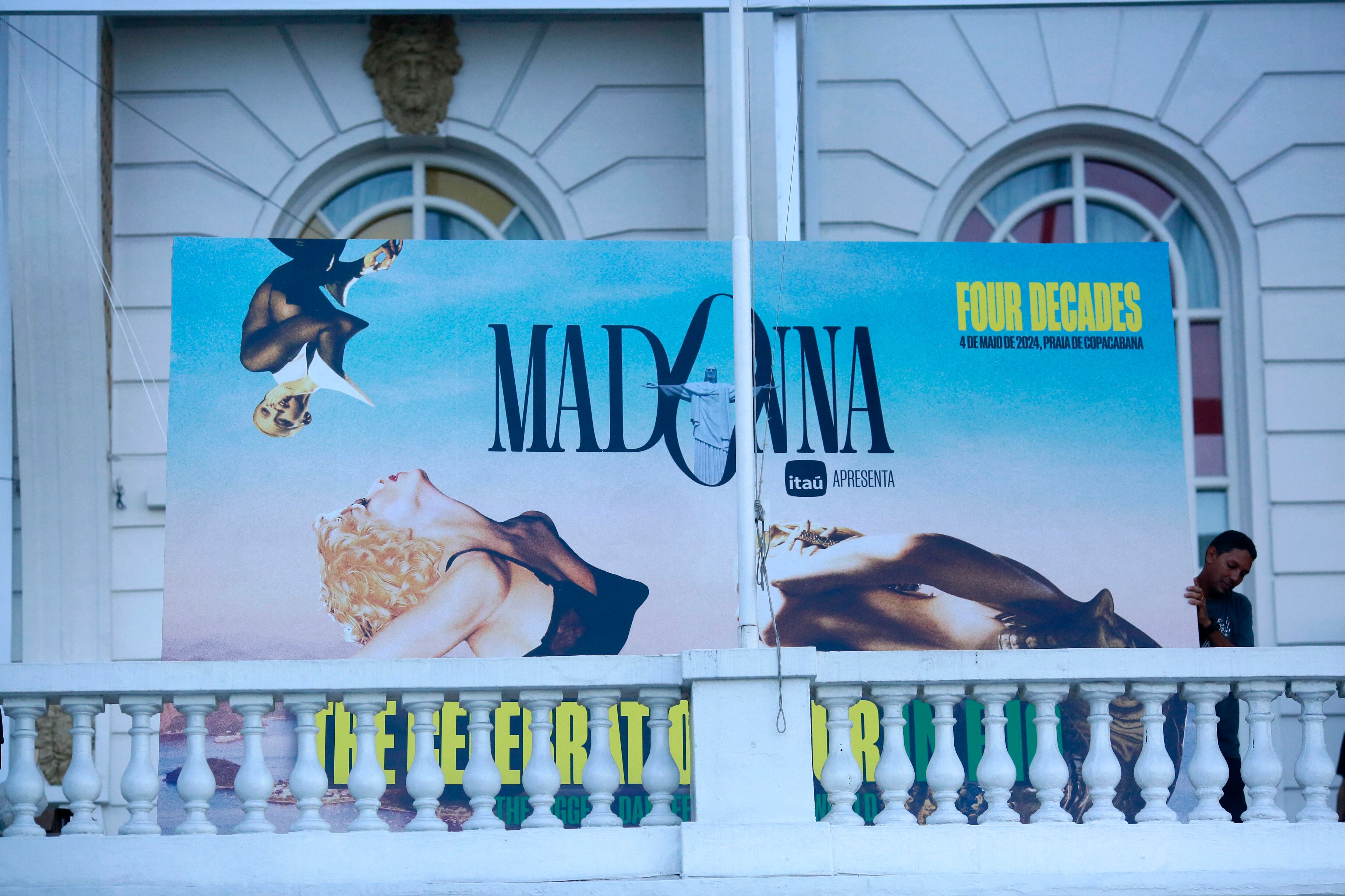 Un trabajador mueve un anuncio de la estrella del pop estadounidense Madonna en el hotel Copacabana Palace en Río de Janeiro.