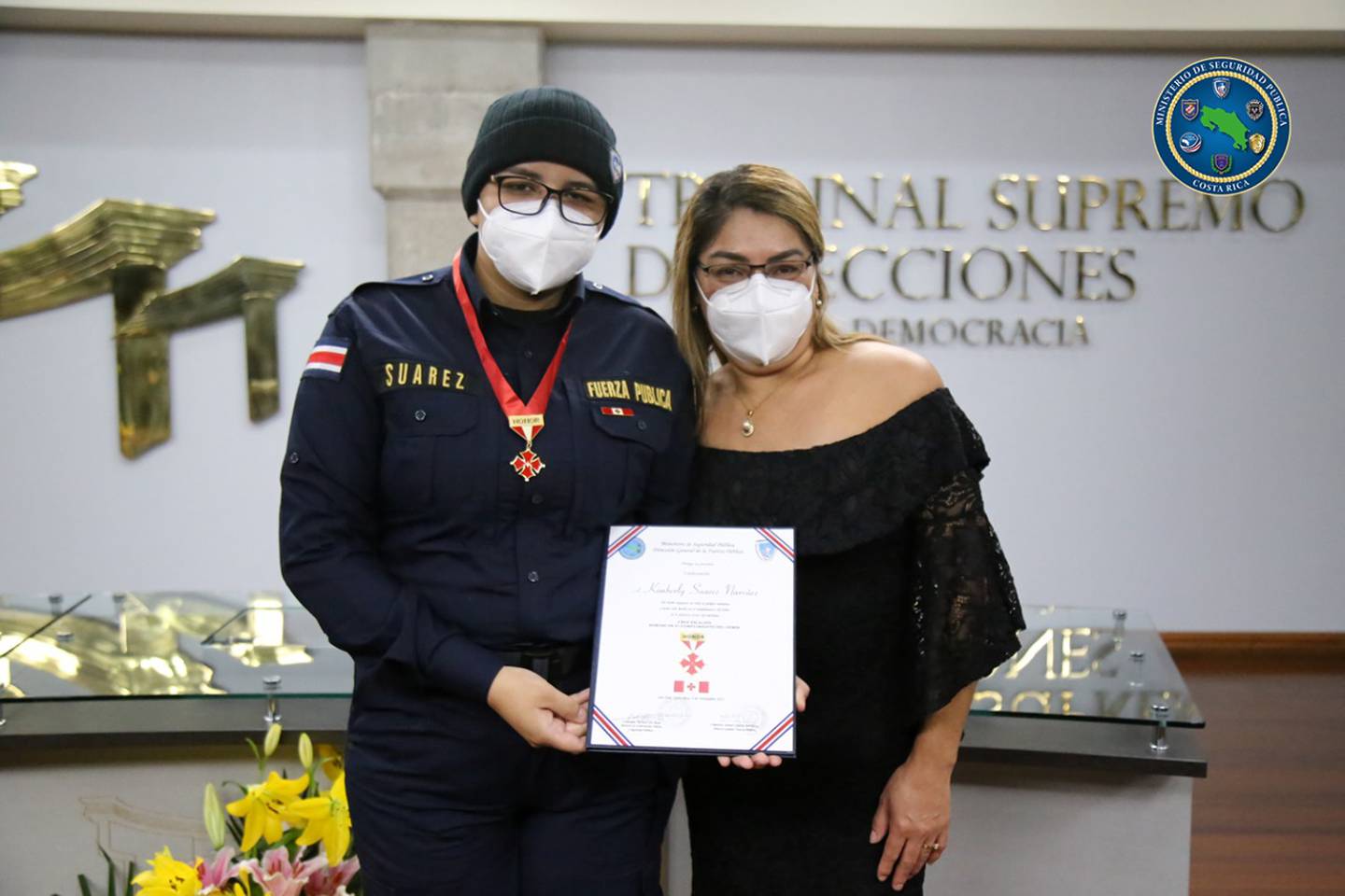 Kimberly Suárez, oficial que recibió disparo en la cabeza, recibe la medalla Cruz Escarlata. Foto MSP.