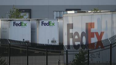 Exempleado de FedEx mata a ocho personas en tiroteo en Indianápolis