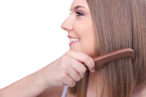 Cepillar el cabello por lo menos tres veces durante el día y durante diez o quince minutos cada vez, resulta tan beneficioso para el cuero cabelludo como un masaje capilar.