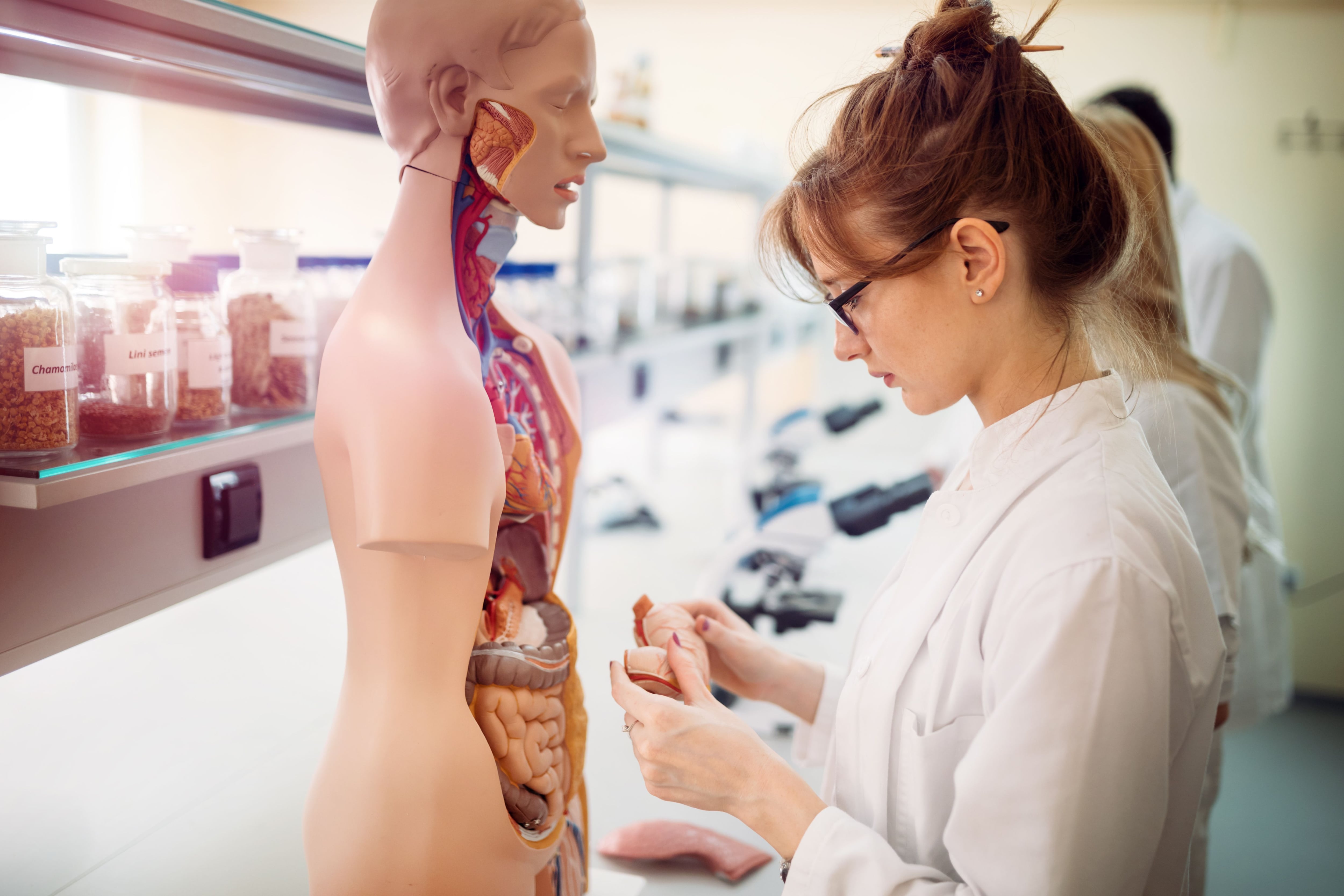 Las instituciones privadas pueden colaborar en la promoción de una cultura de educación médica. Foto: Shutterstock