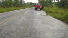 Conavi asfalta carretera en Katira de Guatuso por desgaste