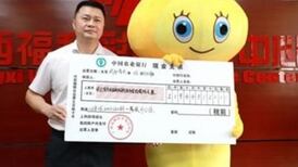 Hombre reclama premio de lotería en China a escondidas de su familia para que sigan trabajando