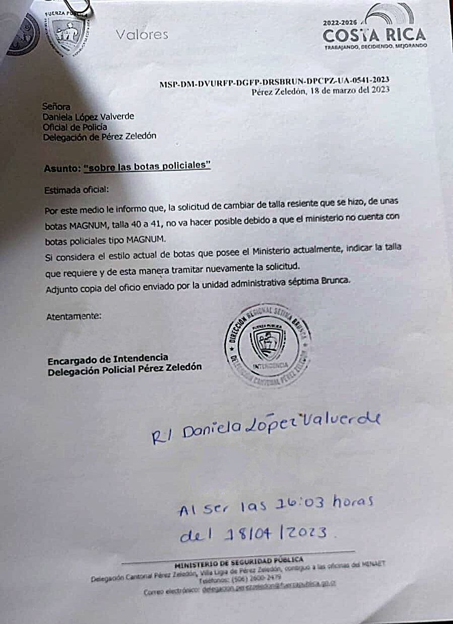 La oficial Daniela López Valverde recibió, en marzo pasado, un oficio en el que se le indica que el Ministerio de Seguridad no cuenta con el tipo de bota que solicitó. Por ello, utiliza zapatos tenis. Foto: