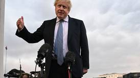 Boris Johnson visita países árabes para negociar petróleo y ‘cortar’ la dependencia a los hidrocarburos rusos
