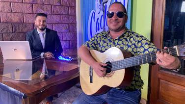 Karel Hernández: el músico no vidente de “A cachete” que revoluciona la TV con su talento