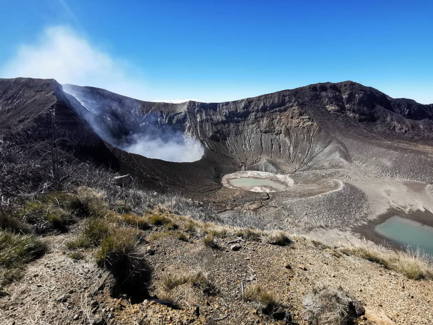 El pasado 25 de enero, quienes visitaron el mirador del volcán Turrialba vieron así el humeante cráter que en la superficie tiene más de 200 metros de diámetro. Foto: Cortesía de Jean Paul Calvo.