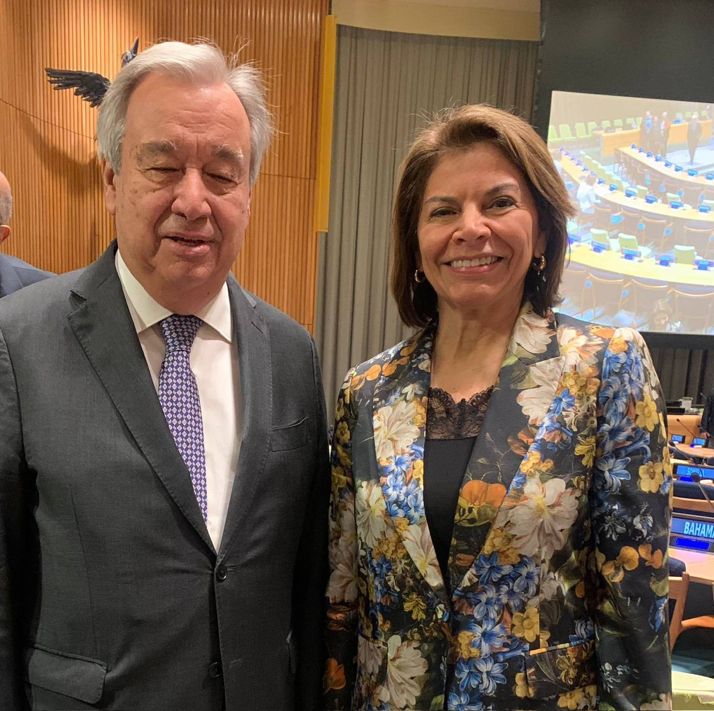 Laura Chinchilla junto al secretario general Naciones Unidas, el portugués António Guterres, el 2 de abril pasado en la sede de la entidad donde participó en un debate sobre seguridad humana. Fotografía: Cortesía.