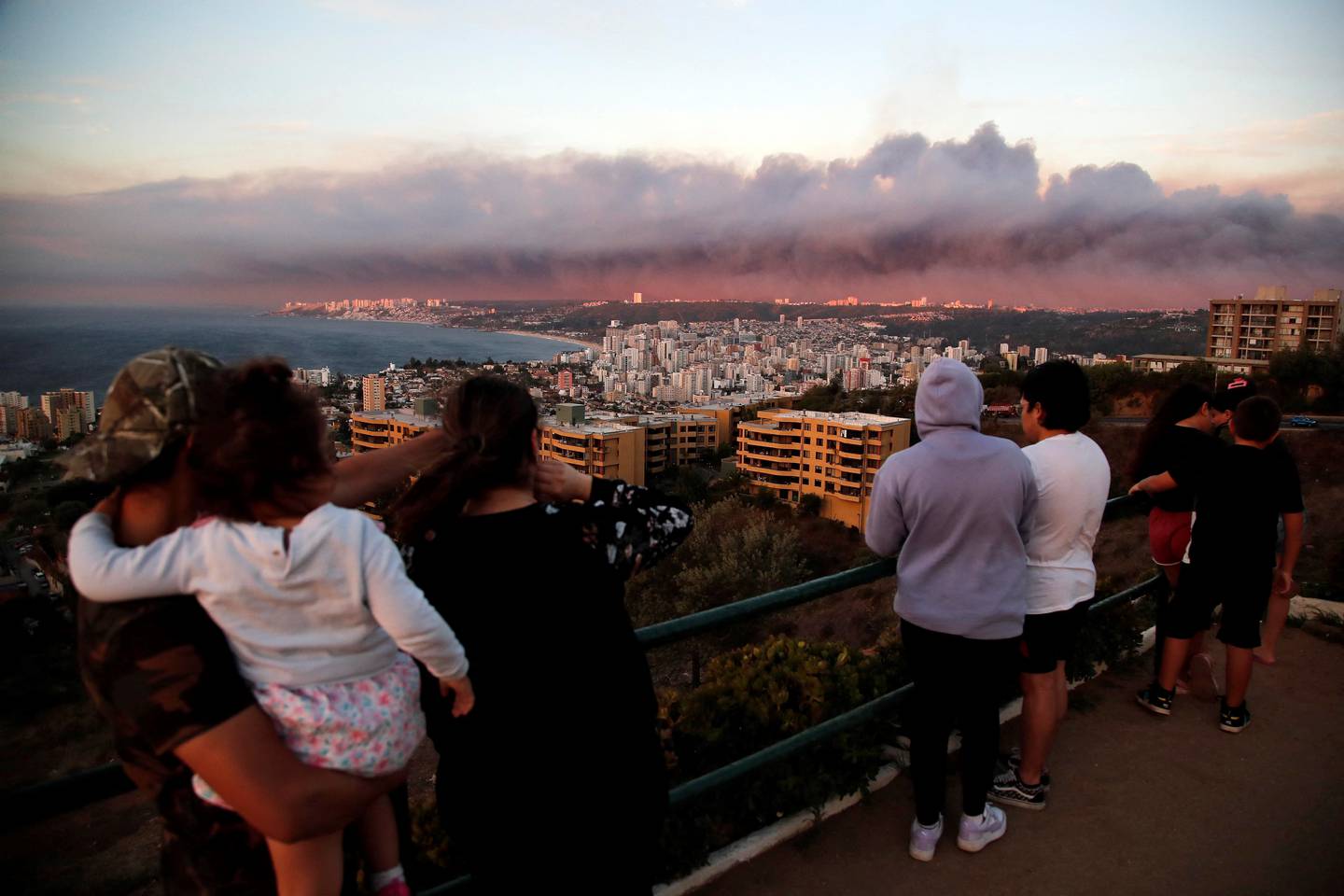 Residentes observan el humo de los incendios forestales en Valparaiso, Chile.