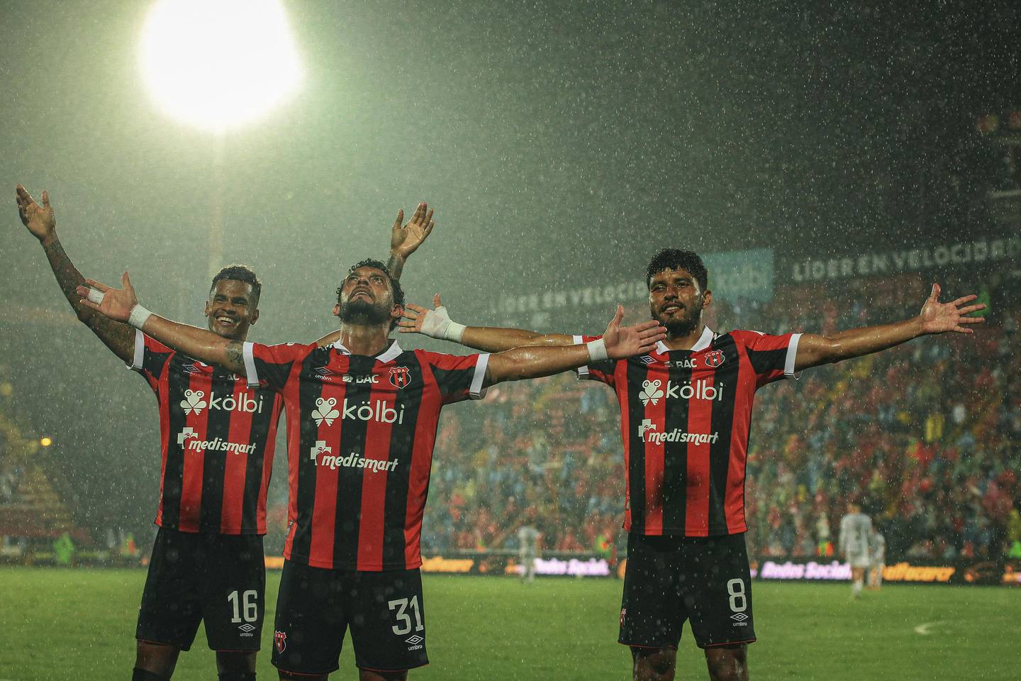 Michael Barrantes fue acompañado en el festejo de su gol por Yael López y Johan Venegas. Otros jugadores de Liga Deportiva Alajuelense también corrieron con él en la eufórica celebración.