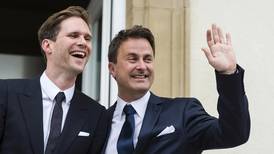 Primer ministro de Luxemburgo y su esposo, primera pareja gay en acudir a cumbre de la OTAN