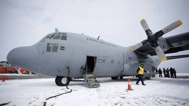 Buques hallan restos de avión en área donde se perdió Hércules C-130 en Chile