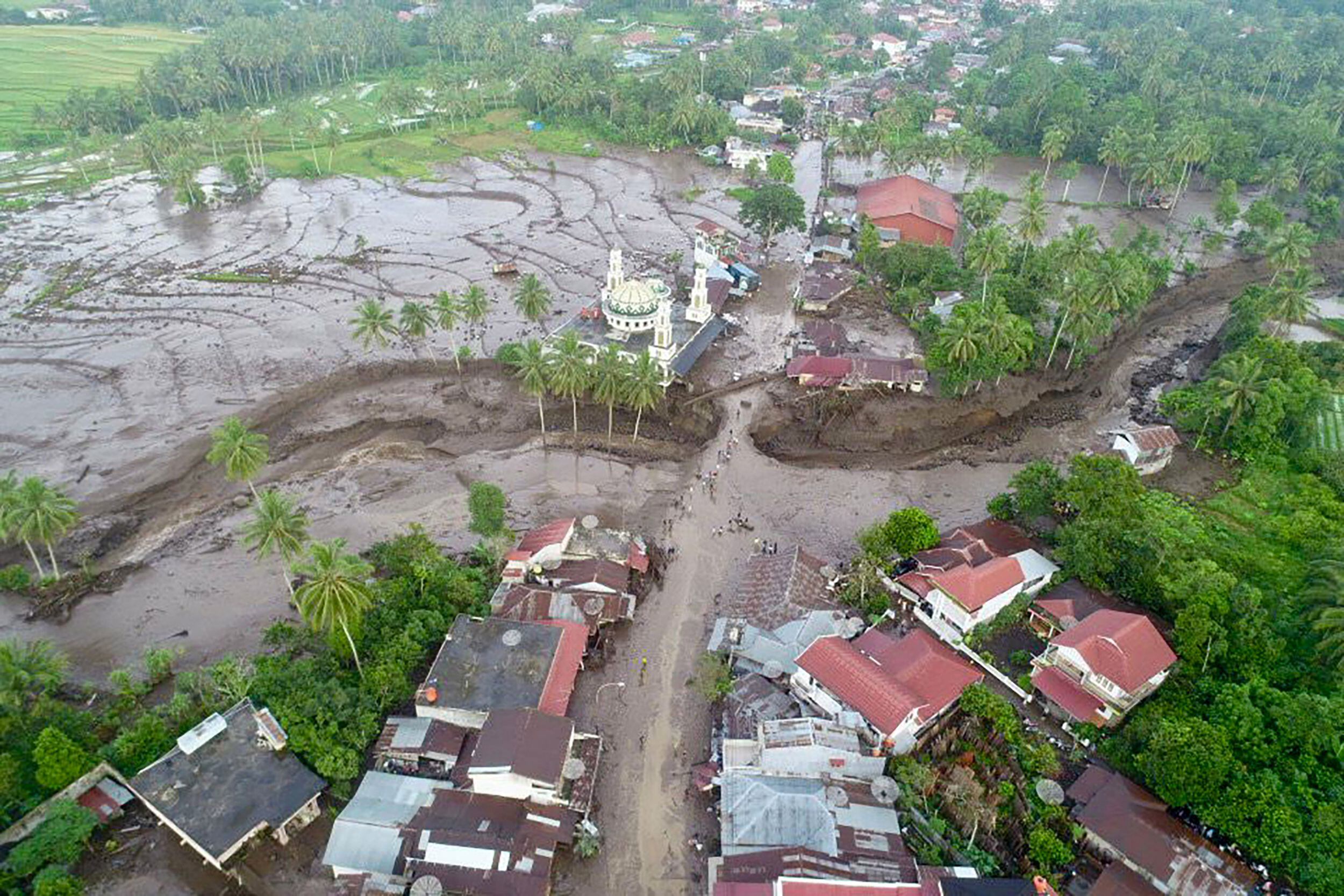 Esta imagen aérea tomada y publicada por la Agencia de Mitigación de Desastres de Indonesia (BNPB) el 12 de mayo de 2024 muestra el área dañada después de inundaciones repentinas y flujo de lava fría de un volcán en Tanah Datar, Sumatra Occidental. Foto: AFP