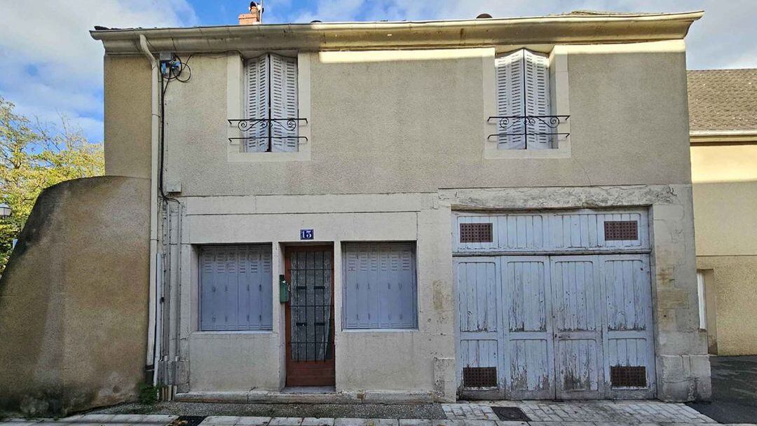 La casa de $1 que Francia puso a la venta se encuentra en la ciudad de Saint-Amand-Montrond y está deshabitada desde hace 12 años.