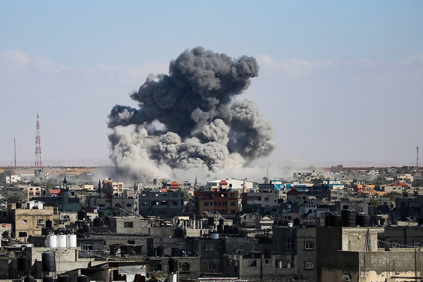 El humo se eleva después del bombardeo israelí en Rafah, en el sur de la Franja de Gaza, el 6 de mayo de 2024, en medio del conflicto en curso entre Israel y el grupo militante palestino Hamás. (Foto de AFP)
