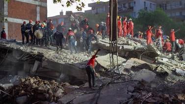 Muertes por terremoto en Turquía suben a 69, y merma opción de hallar supervivientes