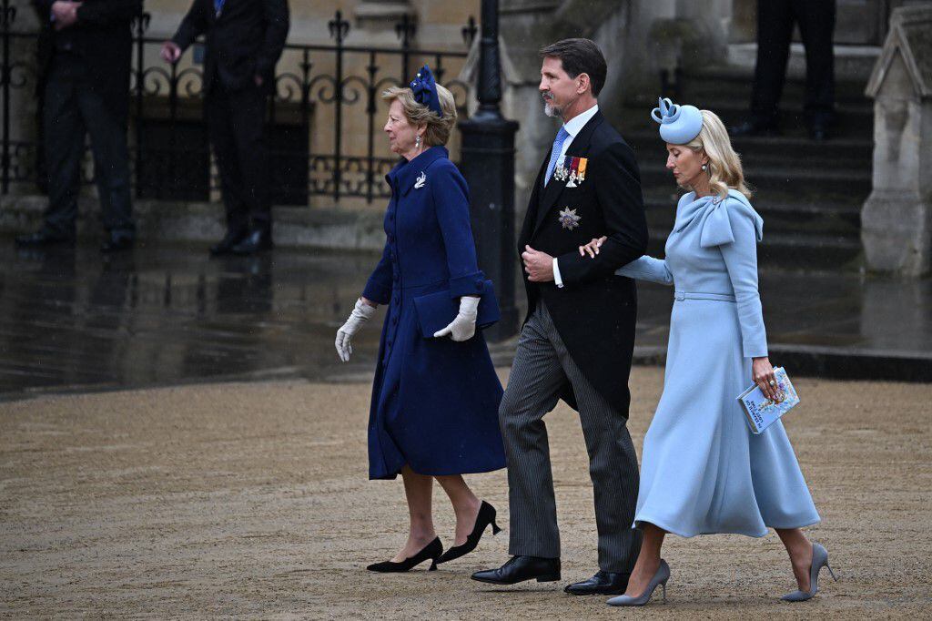 Marie-Chantal Miller y su suegra, la reina Ana María de Grecia, eligieron dos variantes de azul: el azul marino y el verde agua. Con grandes botones forrados y una llamativa lazada sobre el hombro, las royals también lucieron sombreros tipo pillbox. 

