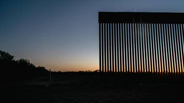 Texas construye su propio ‘muro’ en la frontera con México