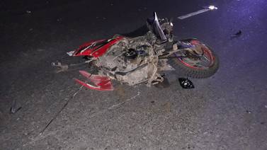 Dos motociclistas fallecen al chocar contra bus estacionado en Upala