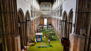 Catedral en Inglaterra instaló un minigolf en su nave central para atraer fieles este verano... y dio resultado