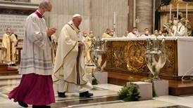 El papa llama a la humildad a los fieles en la misa de Nochebuena