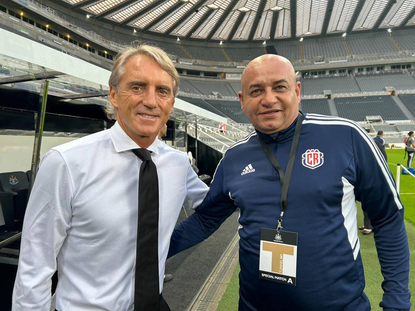 Erick Rodríguez con Roberto Mancini