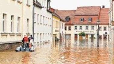 Miles salen de casas  por lluvias en Europa Central