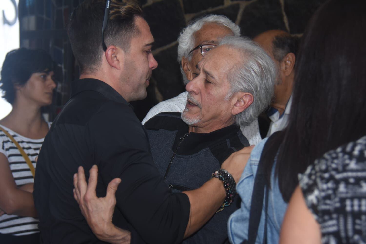 Ítalo Marenco se funde en un abrazo con el actor Carlos Alvarado. Foto: Jorge Castillo