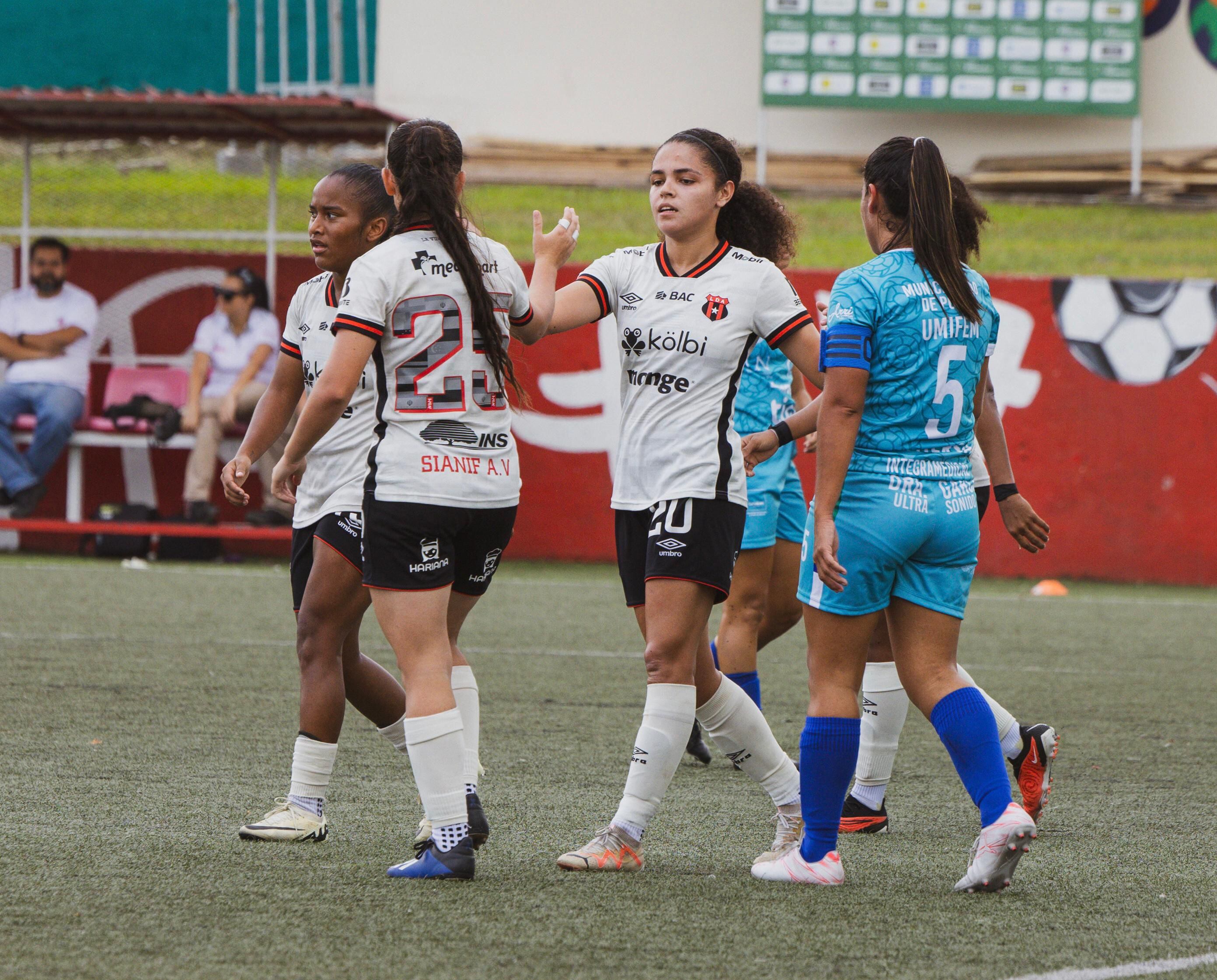 Alexandra Pinell (20) marcó dos de los cuatro goles de Liga Deportiva Alajuelense contra el Municipal Pococí en el Estadio Ebal Rodríguez.