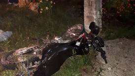 Pasajero de moto muere al chocar sin casco contra contra poste de cemento