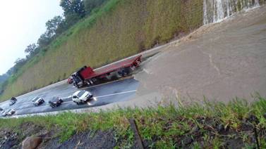Carretera entre Chilamate y Vuelta Kooper se inunda un día después de su inauguración