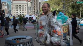 Un hombre-basura se pasea por Nueva York para alertar sobre el consumo