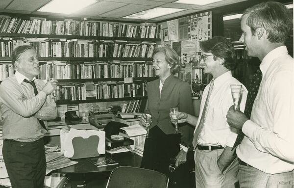 En 1983, Ben Bradlee en su oficina y a la derecha suya, Katherine Graham. Foto: cortesía archivo del Washington Post.