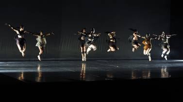  14 jóvenes bailaron para deleitar a un público sediento de talento