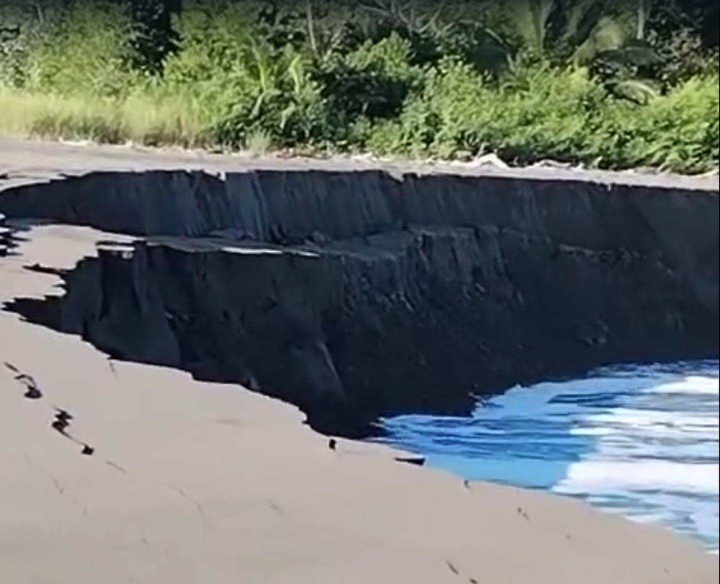 Un video captó la forma repetida en que las olas carcomen parte de la playa Puntarenitas en Puerto Jiménes, en el Pacífico sur de la provincia de Puntarenas. Imagen: Cortesía.