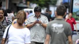 Estado dejaría de fijar precios de telefonía celular pospago e Internet fija en diciembre