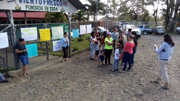 9/2/18 Grupos de padres de familia cerraron varios centros educativos en San Carlos, impidiendo que dieran inicio al curso lectivo. El cierre lo realizaron en protesta contra el MEP por la implementación de las llamadas guías sexuales.