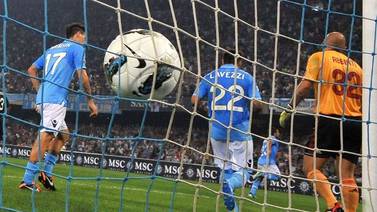Cavanni fue implacable y le marcó tres goles al Milan