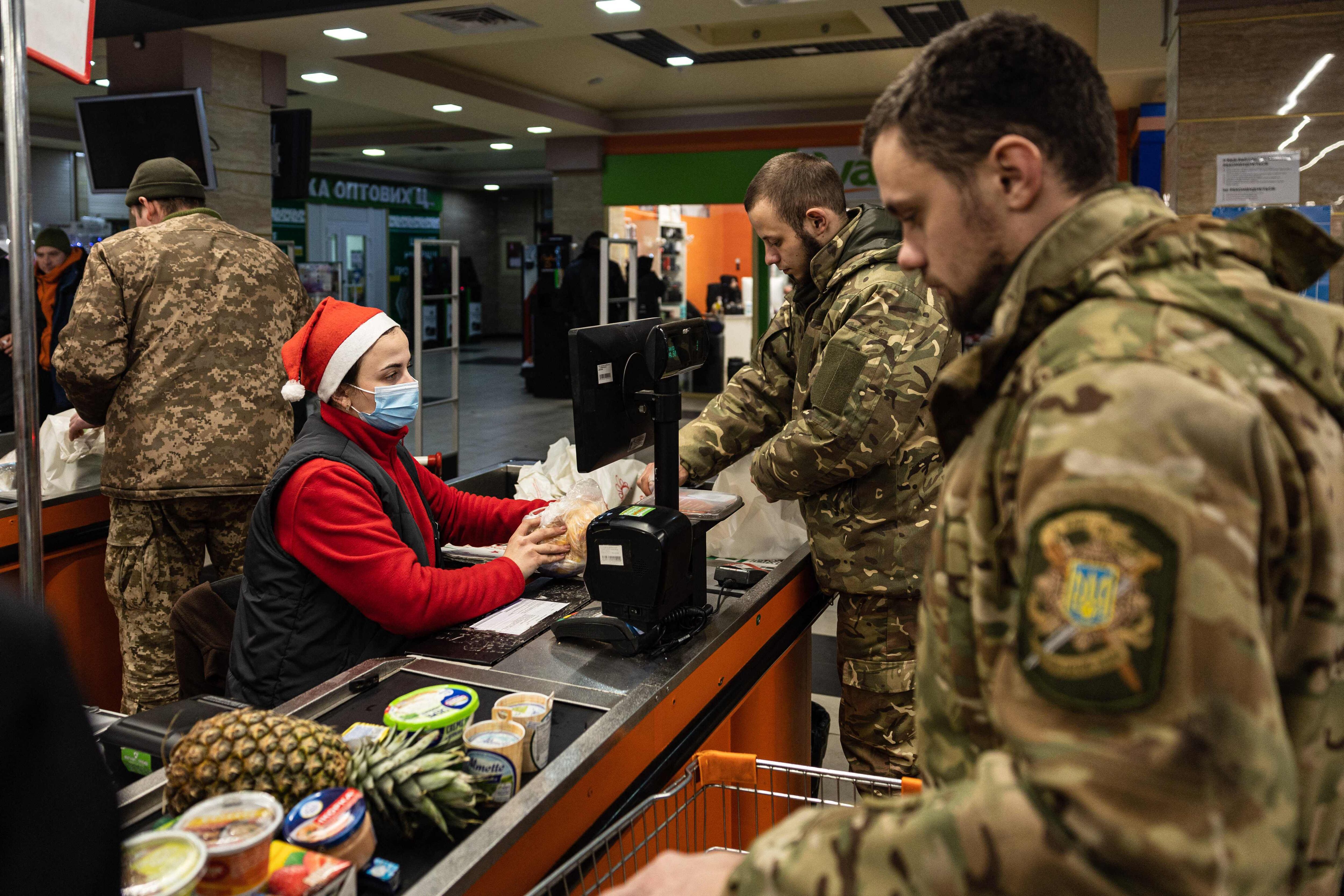 Soldados ucranianos compran comida en un supermercado en la región del Donetsk, uno de los territorios a los cuales Rusia quiere llevar más combatientes al ofrecerles beneficios fiscales.