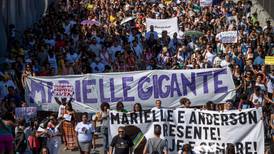 Miles de personas marcharon en favela de Río de Janeiro en memoria de la concejala asesinada