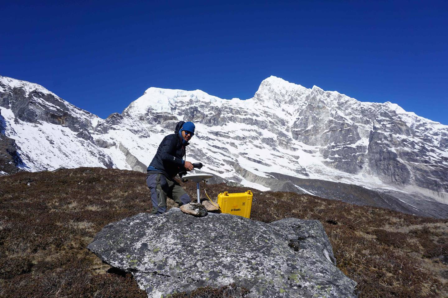 Эверест высота. Измерение высоты горы Эверест. Эверест в Непале или Китае. Эверест высокая гора футбол. Граница Непала и Китая Эверест.