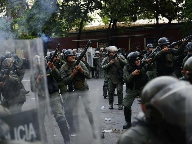 Autoridades venezolanas reprimiendo a manifestantes venezolano. Foto: AFP