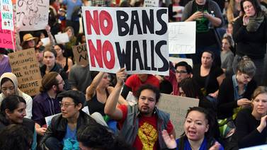 Juez de Estados Unidos suspende prohibición migratoria de ingreso emitida por Donald Trump