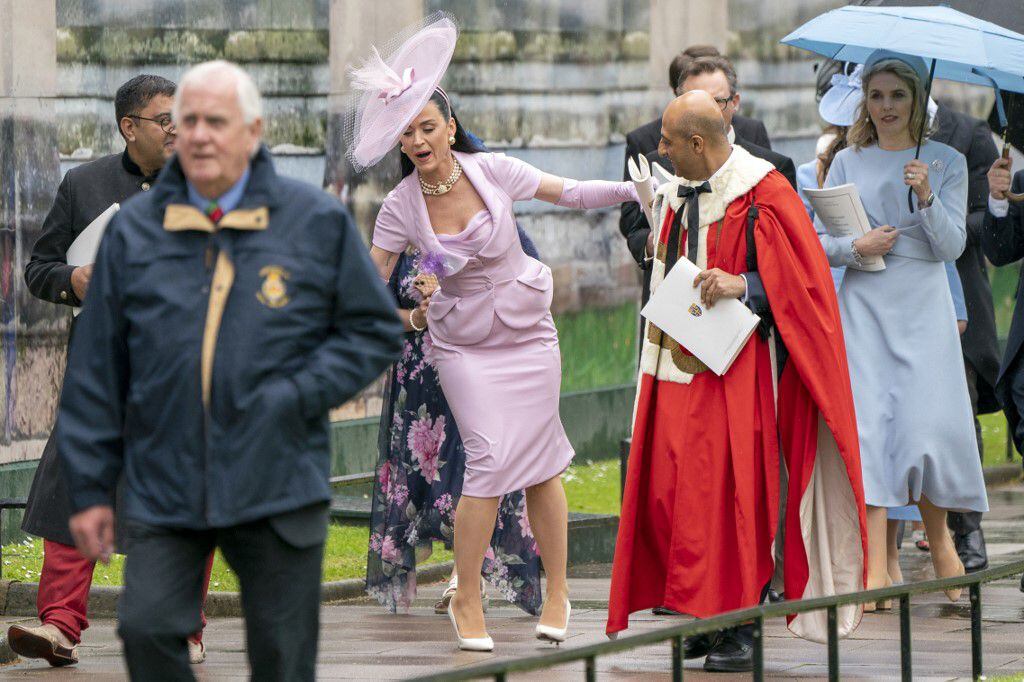 La cantante estadounidense, Katy Perry, quien se presentará mañana domingo en honor al nuevo rey, estuvo cerca de caerse al salir de la Abadía de Westminster, luego de la ceremonia de coronación del Rey Carlos III. 