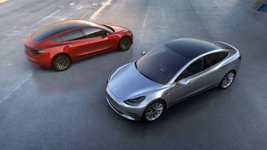 Tesla revela el Model 3 que quiere ser el primer vehículo eléctrico de masas