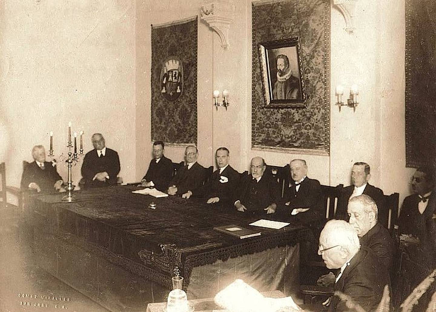 Una reunión de la Academia de la Lengua, hacia 1935. Entre ellos (y en el orden usual) se pueden identificar a Anastasio Alfaro, Fabio Baudrit, Alberto Brenes Córdoba, Cleto González Víquez, Julio Acosta García, Rogelio Sotela, Alejandro Alvarado Quirós y Ricardo Fernández Guardia.