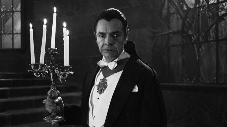 La plataforma Vix publicó en Instagram la foto en blanco y negro de Eugenio Derbez interpretando al personaje de Drácula.