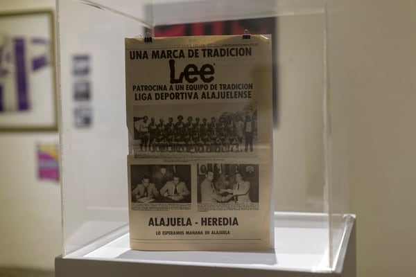 Un anuncio en La Nación del patrocinio de la marca Lee a la Liga Deportiva Alajuelense en 1978. Fotografía: José Cordero.