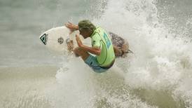Las tablas de surf sirven para burlar olas y la deserción escolar